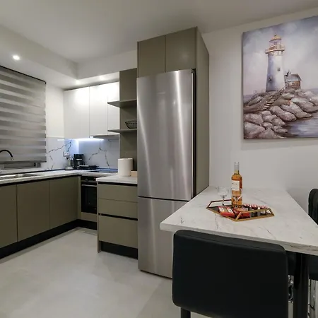 Apartamento Rhodes Retreat: Modern Comfort In Serene Luxury *