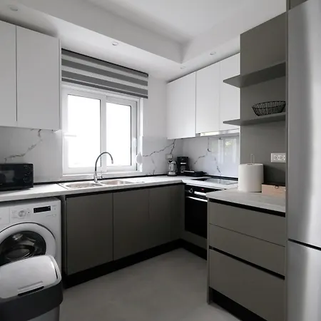 Rhodes Retreat: Modern Comfort In Serene Luxury Apartamento