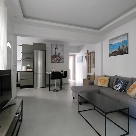 Apartamento Rhodes Retreat: Modern Comfort In Serene Luxury