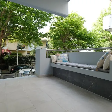 Apartamento Rhodes Retreat: Modern Comfort In Serene Luxury