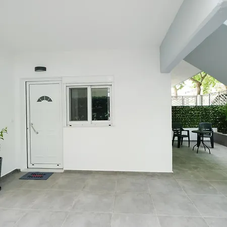 아파트 Rhodes Retreat: Modern Comfort In Serene Luxury