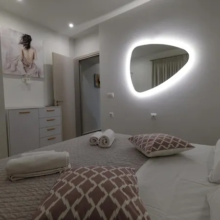 Rhodes Retreat: Modern Comfort In Serene Luxury 아파트 *