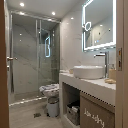 Lejlighed Rhodes Retreat: Modern Comfort In Serene Luxury *