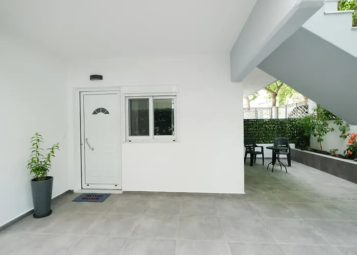 Apartman Rhodes Retreat: Modern Comfort In Serene Luxury