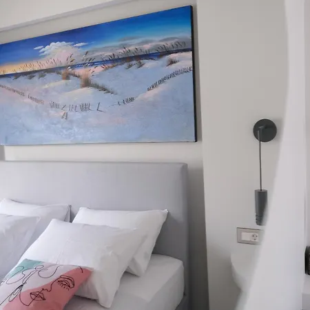 Rhodes Retreat: Modern Comfort In Serene Luxury Daire *