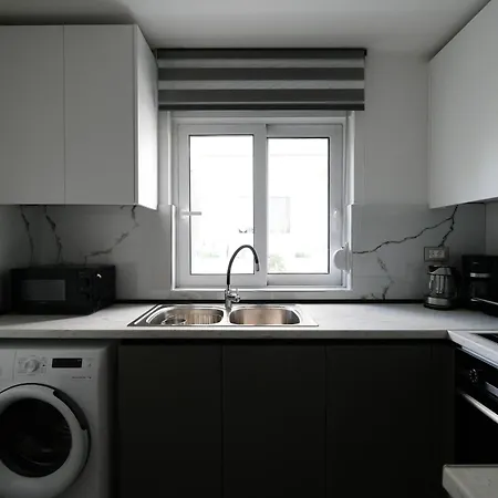 Rhodes Retreat: Modern Comfort In Serene Luxury Daire *